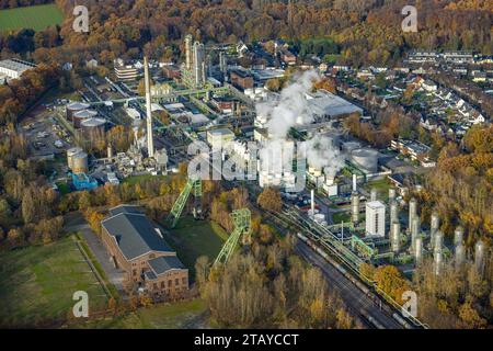 Luftbild, Ineos Phenol GmbH Chemiewerk, Dampfwolken aus Kühltürmen, umgeben von herbstlichen Laubbäumen, Zweckel, Gladbeck, Ruhrgebiet, Rhénanie-du-Nord-Westphalie, Deutschland ACHTUNGxMINDESTHONORARx60xEURO *** vue aérienne, usine chimique Ineos Phenol GmbH, nuages de vapeur des tours de refroidissement, entouré d'arbres caduques automnaux, Zweckel, Gladbeck, région de la Ruhr, Rhénanie du Nord-Westphalie, Allemagne ATTENTIONxMINDESTHONORARx60xEURO crédit : Imago/Alamy Live News Banque D'Images