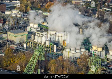 Luftbild, Ineos Phenol GmbH Chemiewerk, Dampfwolken aus Kühltürmen, umgeben von herbstlichen Laubbäumen, Zweckel, Gladbeck, Ruhrgebiet, Rhénanie-du-Nord-Westphalie, Deutschland ACHTUNGxMINDESTHONORARx60xEURO *** vue aérienne, usine chimique Ineos Phenol GmbH, nuages de vapeur des tours de refroidissement, entouré d'arbres caduques automnaux, Zweckel, Gladbeck, région de la Ruhr, Rhénanie du Nord-Westphalie, Allemagne ATTENTIONxMINDESTHONORARx60xEURO crédit : Imago/Alamy Live News Banque D'Images