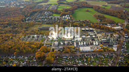 Luftbild, Ineos Phenol GmbH Chemiewerk, uniper Kraftwerke GmbH - Dampfwerk Zweckel Wärmekraftwerk, Bergwerk Zweckel Fördergerüst und Halle, Wohngebiet Uechtmannstraße in Wiesen und Feldernumgeben von herbstlichen Laubbäumen, Zweckel, Gladbeck, Ruhrgebiet, Nordrhein-Westfalen, Deutschland ACHTUNGxMINDESTHONORARx60xEURO *** vue aérienne, usine chimique Ineos Phenol GmbH, centrale à vapeur uniper Kraftwerke GmbH centrale thermique Zweckel, tête de mine Zweckel et hall, zone résidentielle Uechtmannstraße dans les prairies et champs entourés d'arbres décidus automnaux, Zweckel, Gladbeck, Ruhr zone, N Banque D'Images