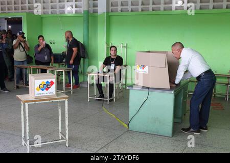 Maracaibo-Venezuela- 03-12-2023- le gouverneur de l'Etat pétrolier de Zulia, Manuel Rosales Guerrero, exerce son vote lors du référendum consultatif Banque D'Images