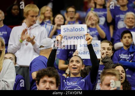 Bloomington, États-Unis. 03 décembre 2023. BLOOMINGTON, INDIANA - DÉCEMBRE 3 : les fans de Indiana Hoosiers gardent Yarden Garzon (12) l'acclament avant un match de basket-ball féminin de la NCAA contre Stetson le 3 décembre 2023 au Simon Skjodt Assembly Hall à Bloomington, Indiana. IU a gagné contre Stetson 72-34. ( Crédit : Jeremy Hogan/Alamy Live News Banque D'Images