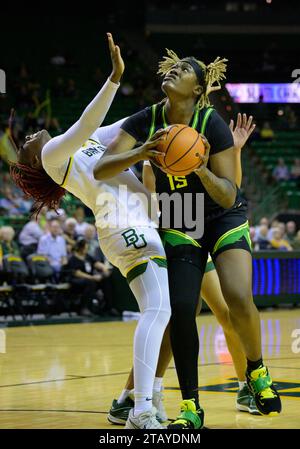 Ferrell Center Waco, Texas, États-Unis. 3 décembre 2023. Phillipina Kyei (15) attaque Baylor Lady Bears garde Aijha Blackwell (33) lors de la 2e moitié de la NCAA Women's basketball féminin entre Oregon Ducks et les Baylor Lady Bears au Ferrell Center Waco, Texas. Matthew Lynch/CSM/Alamy Live News Banque D'Images