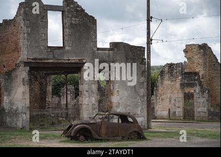 Détail de la Peugeot 202 brûlée dans le village d'Oradour sur Glane pendant la Seconde Guerre mondiale et l'invasion nazie de la France Banque D'Images