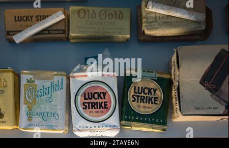 Collecte de paquets de tabac à cigarettes auprès des soldats de la Seconde Guerre mondiale Banque D'Images