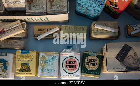 Collecte de paquets de tabac à cigarettes auprès des soldats de la Seconde Guerre mondiale Banque D'Images