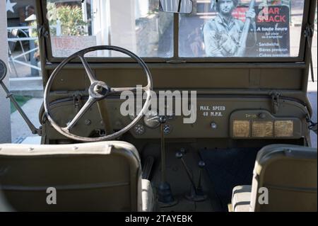 Vue intérieure d'une Jeep Willys américaine originale de la Seconde Guerre mondiale garée dans la rue Banque D'Images