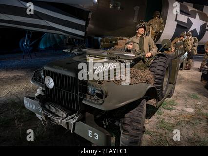 Détail du camion Dodge WC-51 de l'armée américaine conduit par un soldat américain pendant la Seconde Guerre mondiale lors d'une mission de nuit en Normandie Banque D'Images