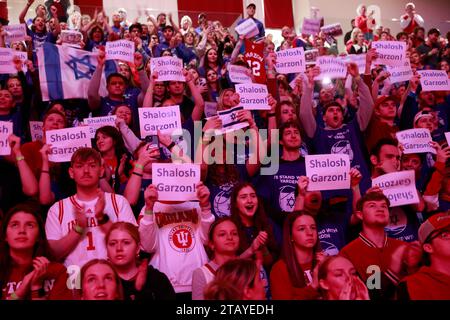 Bloomington, États-Unis. 03 décembre 2023. BLOOMINGTON, INDIANA - DÉCEMBRE 3 : les fans de Indiana Hoosiers gardent Yarden Garzon (12) l'acclament avant un match de basket-ball féminin de la NCAA contre Stetson le 3 décembre 2023 au Simon Skjodt Assembly Hall à Bloomington, Indiana. IU a gagné contre Stetson 72-34. ( Crédit : Jeremy Hogan/Alamy Live News Banque D'Images