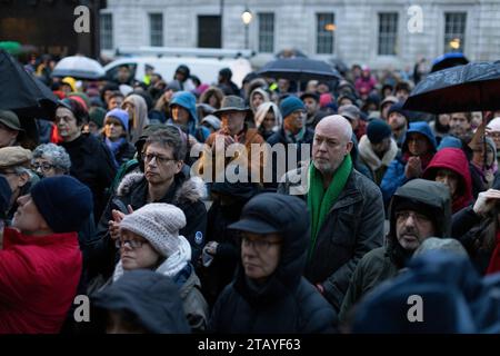 Des familles israéliennes et palestiniennes endeuillées se réunissent dans une veillée anti-haine devant Downing Street sur Whitehall, Westminster, Londres, Angleterre, Royaume-Uni Banque D'Images