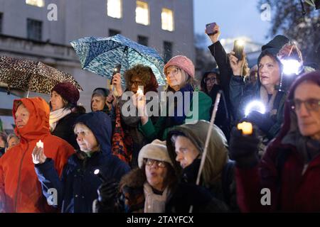 Des familles israéliennes et palestiniennes endeuillées se réunissent dans une veillée anti-haine devant Downing Street sur Whitehall, Westminster, Londres, Angleterre, Royaume-Uni Banque D'Images