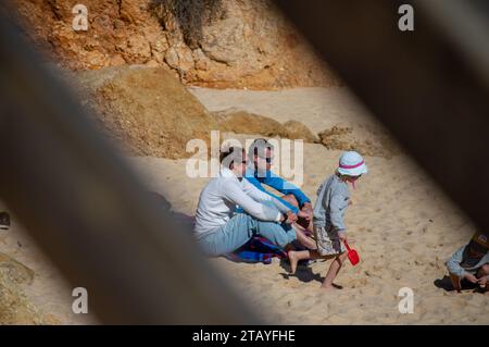 LAGOS, PORTUGAL - FERBUARY 28, 2023 : personnes se reposant sur la plage de Camillo à Lagos. Côte ouest de l'Atlantique de la région de l'Algarve. Lagos, Portugal le 28 février, Banque D'Images