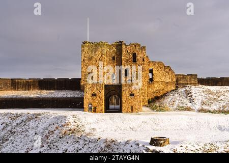 Le Gatehouse du château de Tynemouth dans la neige Banque D'Images