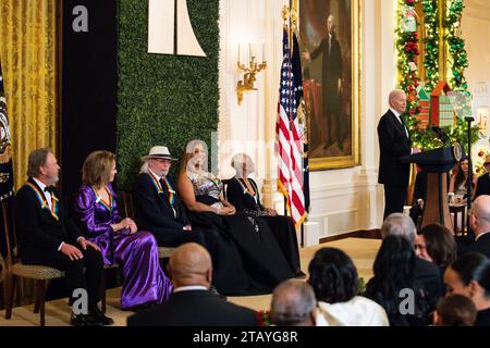 Washington, États-Unis. 03 décembre 2023. Le président Joe Biden présente les lauréats 2023 du Kennedy Center lors d'une réception à la Maison Blanche. Les récipiendaires sont choisis pour leur contribution tout au long de leur carrière à la culture américaine. La 46e classe de lauréats comprend Billy Crystal, Renée Fleming, Barry Gibbons, Queen Latifah et Dionne Warwick. (Photo Allison Bailey/NurPhoto) crédit : NurPhoto SRL/Alamy Live News Banque D'Images