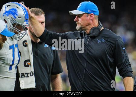 Nouvelle-Orléans, Louisiane, États-Unis. 3 décembre 2023. (De gauche à droite) Frank Ragnow, le centre des Detroit Lions, reçoit une tape sur son casque de la part de Dan Campbell, entraîneur-chef des Detroit Lions, alors qu'il sort du terrain avec une blessure lors de son match contre les New Orleans Saints lors d'un match de saison régulière de la NFL à la Nouvelle-Orléans, Louisiane USA le 3 décembre 2023. Les Lions ont battu les Saints 33-28. (Image de crédit : © Dan Anderson/ZUMA Press Wire) USAGE ÉDITORIAL SEULEMENT! Non destiné à UN USAGE commercial ! Banque D'Images