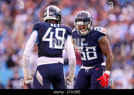 3 décembre 2023 : le linebacker des Tennessee Titans Arden Key (49) et le linebacker Harold Landry III (58) célèbrent le sac contre les Colts d'Indianapolis lors de la seconde moitié d'un match de la NFL entre les Colts d'Indianapolis et les Titans du Tennessee au Nissan Stadium de Nashville Steve Roberts/CSM Banque D'Images