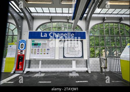 Paris, France. 1 juillet 2022. Station de métro la Chapelle. POV de l'intérieur du train. Charmant look vintage pour cette station surélevée. Banque D'Images
