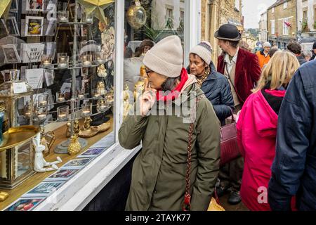 Acheteurs regardant devant la fenêtre sur Catherine Hill, au marché du dimanche de Noël de Frome à Frome, Somerset, Royaume-Uni, le 3 décembre 2023 Banque D'Images