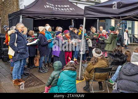Chœur de Noël perfroming au marché du dimanche de Noël de Frome à Frome, Somerset, Royaume-Uni, le 3 décembre 2023 Banque D'Images