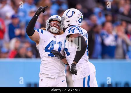 3 décembre 2023 : le linebacker Grant Stuard (41) et le linebacker Zaïre Franklin (44) célèbrent son touchdown contre les Titans du Tennessee lors de la seconde moitié d'un match de la NFL entre les Colts d'Indianapolis et les Titans du Tennessee au Nissan Stadium de Nashville, Steve Roberts/CSM Banque D'Images