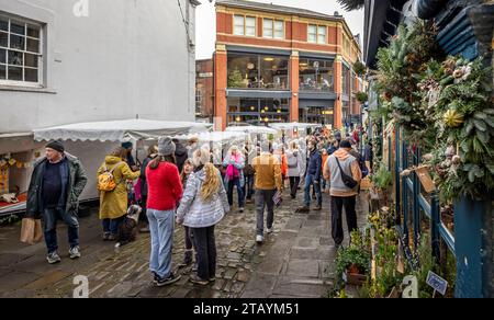 Des clients et des stands sur Catherine Hill, au marché du dimanche de Noël de Frome à Frome, Somerset, Royaume-Uni, le 3 décembre 2023 Banque D'Images