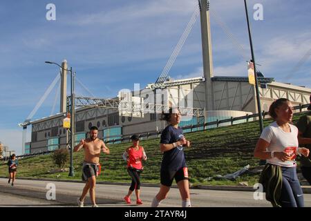 Coureurs au Rock 'N' Roll Marathon à San Antonio, Texas, États-Unis, le 3 décembre 2023. Le Rock 'N' Roll Marathon fait partie de la série Rock 'N' Roll Running qui a lieu aux États-Unis et à l'étranger. La série est une collection d'événements de course sur route détenus et exploités par le groupe concurrent du groupe IRONMAN, qui fait partie d'Advanced Publications. En 2014, Yvette Joy Liebesman a poursuivi Competitor Group, alléguant une violation de la Fair Labor Standards Act dans le traitement des volontaires dans leur St. Course Louis en 2012. Le recours collectif prétend que la société s'associe à des organismes de bienfaisance pour créer un placage Banque D'Images