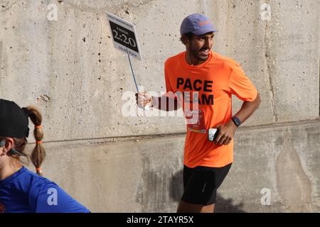 Des volontaires présents au Rock 'N' Roll Marathon à San Antonio, Texas, USA, le 3 décembre 2023. Le Rock 'N' Roll Marathon fait partie de la série Rock 'N' Roll Running qui a lieu aux États-Unis et à l'étranger. La série est une collection d'événements de course sur route détenus et exploités par le groupe concurrent du groupe IRONMAN, qui fait partie d'Advanced Publications. En 2014, Yvette Joy Liebesman a poursuivi Competitor Group, alléguant une violation de la Fair Labor Standards Act dans le traitement des volontaires dans leur St. Course Louis en 2012. Le recours collectif prétend que la société s'associe à des organismes de bienfaisance pour créer Banque D'Images