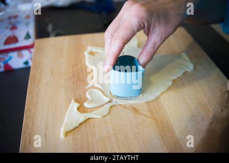 Femme main faisant des biscuits en forme de coeur. Cuisine domestique, Espagne Banque D'Images