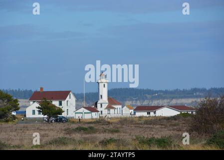 Phare de point Wilson au fort Worden State Park, qui fait partie du trio historique qui protégeait la crique de Puget Sound Port Townsend Washington USA Banque D'Images