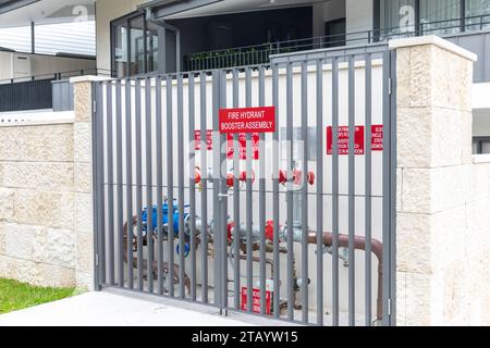 Australie, alimentation de booster de bouche d'incendie derrière les portes d'un nouveau développement résidentiel d'appartements à Mona Vale, Sydney, Australie Banque D'Images