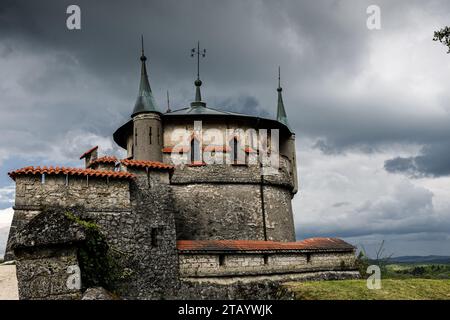 Château de Lichtenstein dans le Bade-Wurtemberg, Allemagne. Panorama pittoresque du vieux château sur falaise Banque D'Images