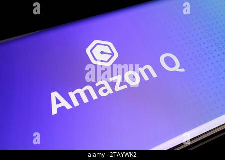 Logo Amazon Q ai vu sur l'écran du smartphone. Nouvel assistant d’IA générative, chatbot ai pour les entreprises. Stafford, Royaume-Uni, 3 décembre 2023 Banque D'Images