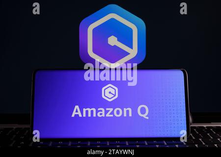 Logo Amazon Q ai vu sur l'écran du smartphone. Nouvel assistant d’IA générative, chatbot ai pour les entreprises. Stafford, Royaume-Uni, 3 décembre 2023 Banque D'Images