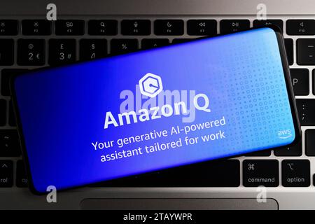 Logo Amazon Q ai vu sur l'écran du smartphone. Nouvel assistant d’IA générative, chatbot ai pour les entreprises. Stafford, Royaume-Uni, 3 décembre 2023 Banque D'Images