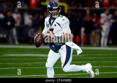 Houston, Texas, États-Unis. 3 décembre 2023. Le quarterback des Broncos de Denver Russell Wilson (3) cherche un receveur lors d'un match entre les Broncos de Denver et les Texans de Houston à Houston, Texas. Trask Smith/CSM/Alamy Live News Banque D'Images