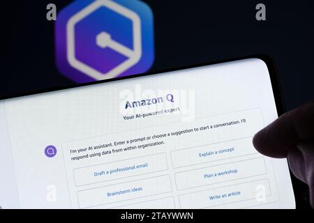 Exemple de chat Amazon Q ai vu sur l'écran du smartphone et logo Amazon Q flou à l'arrière-plan. Assistant ai générative, chatbot pour les entreprises. Personnel Banque D'Images