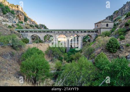 Aqueduc du Canal de Isabel II dans le village de Patones de Arriba, Communauté de Madrid, Espagne Banque D'Images