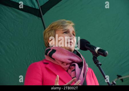 Londres, Royaume-Uni. 3 décembre 2023. Stella Creasy, députée travailliste et coopérative de Walthamstow, prononce un discours lors d’une veillée à Whitehall pour les vies perdues de tous les côtés pendant la guerre Israël-Hamas, et pour la paix. Crédit : Vuk Valcic/Alamy Live News Banque D'Images