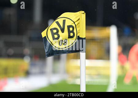 Dortmund, Deutschland. 03 décembre 2023. 3. Liga - Borussia Dortmund II - TSV 1960 München am 04.11.2023 im Stadion Rote Erde in Dortmund Eckfahne mit dem BVB logo Foto : osnapix Credit : dpa/Alamy Live News Banque D'Images