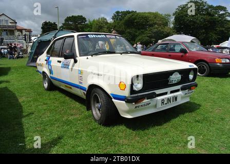 Une Ford Escort Mk 2 de 1980 stationnée à l'exposition de voitures classiques de la Riviera anglaise, Paignton, Devon, Angleterre, Royaume-Uni. Banque D'Images