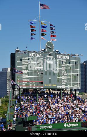 Chicago, Illinois, États-Unis. Fans dans les gradins de Wrigley Field, stade des Chicago Cubs. Banque D'Images