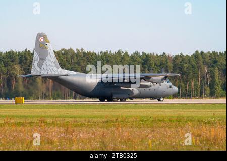 Un avion C-130J de la 33rd Air base (Pologne) atterrit sur la piste après avoir participé à des exercices de largage de fret avec un avion C-130H Hercules de la 182nd Airlift Wing, Illinois Air National Guard, et un avion C-130J Super Hercules du 37e Escadron de transport aérien, base aérienne de Ramstein, Allemagne, de la 33e base aérienne, Pologne, pendant la rotation 23-4, le 18 septembre 2023. Des exercices tels que l’ADR démontrent la capacité des États-Unis à travailler aux côtés des alliés et des partenaires de l’OTAN pour décourager les menaces et soutenir la paix et la stabilité dans toute l’Europe. L’ADR est une formation bilatérale Banque D'Images