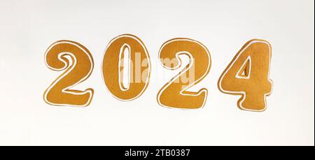 Nouvel an 2024. Bannière en pain d'épice sous la forme de chiffres 2024 sur fond blanc. Banque D'Images