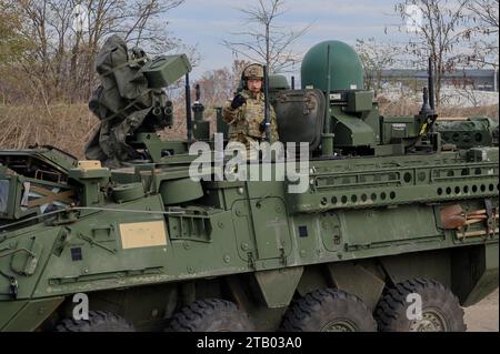 US Army 1st. Le lieutenant Stephen Cavoli, un soldat de cavalerie stryker monté faisant partie du 2e escadron, 2e régiment de cavalerie, V corps, fournit des conseils directionnels aux soldats à proximité lorsqu’ils sont montés sur un véhicule blindé de combat d’infanterie, « Stryker » lors de l’exercice Brave Partner 23, aéroport international de Skopje, République de Macédoine du Nord, le 1 décembre 2023. Brave Partner est un exercice de planification d'action à court préavis (SNAP) de l'armée américaine en Europe et en Afrique, qui comprend une formation au tir réel et est conçu pour démontrer la portée opérationnelle de l'USAREUR-AF, valider l'inve américaine Banque D'Images