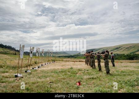 Le 139th Medical Group de la garde nationale aérienne du Missouri termine l'entraînement tactique de l'équipe d'entraînement tactique de la côte à Belt, Montana, du 17 au 19 juillet 2023. Les aviateurs ont appris les tactiques de survie, se sont entraînés sur les armes à feu et ont rafraîchi leur formation médicale de combat afin d'englober le concept multi-capable Airman. (Photo de la Garde nationale aérienne des États-Unis par le Sgt Audrey Chappell) Banque D'Images