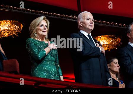 Washington, États-Unis. 03 décembre 2023. Le président AMÉRICAIN Joe Biden (à droite) et la première dame Dr. Jill Biden (à gauche) assistent aux honneurs du Kennedy Center 2023 au Kennedy Center à Washington, DC, États-Unis, du 03 au 17 décembre 2023. Les récipiendaires du 46e Kennedy Center Honors pour leurs réalisations artistiques à vie comprennent l'acteur et comédien Billy Crystal, la soprano Renee Fleming, l'auteur-compositeur-interprète britannique Barry Gibb, la chanteuse et actrice Queen Latifah et la chanteuse Dionne Warwick. Crédit : SIPA USA/Alamy Live News Banque D'Images