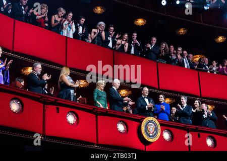 Washington, États-Unis. 03 décembre 2023. Le président AMÉRICAIN Joe Biden (C) et la première dame Dr. Jill Biden (C-L) assistent aux honneurs du Kennedy Center 2023 au Kennedy Center à Washington, DC, États-Unis, du 03 au 17 décembre 2023. Les récipiendaires du 46e Kennedy Center Honors pour leurs réalisations artistiques à vie comprennent l'acteur et comédien Billy Crystal, la soprano Renee Fleming, l'auteur-compositeur-interprète britannique Barry Gibb, la chanteuse et actrice Queen Latifah et la chanteuse Dionne Warwick. Crédit : SIPA USA/Alamy Live News Banque D'Images