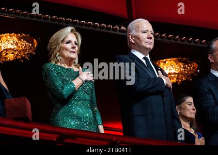 Washington, États-Unis. 03 décembre 2023. Le président AMÉRICAIN Joe Biden (à droite) et la première dame Dr. Jill Biden (à gauche) assistent aux honneurs du Kennedy Center 2023 au Kennedy Center à Washington, DC, États-Unis, du 03 au 17 décembre 2023. Les récipiendaires du 46e Kennedy Center Honors pour leurs réalisations artistiques à vie comprennent l'acteur et comédien Billy Crystal, la soprano Renee Fleming, l'auteur-compositeur-interprète britannique Barry Gibb, la chanteuse et actrice Queen Latifah et la chanteuse Dionne Warwick. Crédit : SIPA USA/Alamy Live News Banque D'Images