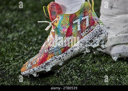 Vue détaillée des crampons portés par le New York Jets offensive Tackle Mekhi Becton (77) lors d'un match de la NFL contre les Falcons d'Atlanta, dimanche 3 décembre 2023 à East Rutherford, New Jersey. Duncan Williams/CSM (image de crédit : © Duncan Williams/Cal Sport Media) Banque D'Images