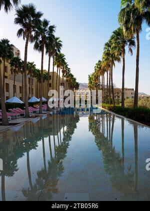 Kempinski Hotel Ishtar, un complexe 5 étoiles de luxe au bord de la mer Morte inspiré des jardins suspendus de Babylone, en Jordanie. Banque D'Images