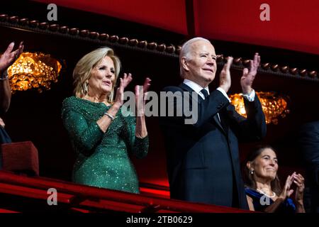 Washington, États-Unis. 03 décembre 2023. Le président AMÉRICAIN Joe Biden (à droite) et la première dame Dr. Jill Biden (à gauche) assistent aux honneurs du Kennedy Center 2023 au Kennedy Center à Washington, DC, le dimanche 3 décembre 2023. Les récipiendaires du 46e Kennedy Center Honors pour leurs réalisations artistiques à vie comprennent l'acteur et comédien Billy Crystal, la soprano Renee Fleming, l'auteur-compositeur-interprète britannique Barry Gibb, la chanteuse et actrice Queen Latifah et la chanteuse Dionne Warwick. Photo de Jim Lo Scalzo/UPI crédit : UPI/Alamy Live News Banque D'Images